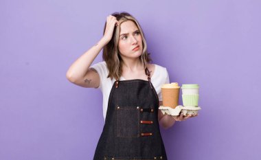 Kafası karışmış, kafası karışmış, kaşınan beyaz bir kadın. kahve konseptini kaldır.