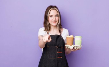 Kamerayı gösteren beyaz bir kadın seni seçiyor. kahve konseptini kaldır.