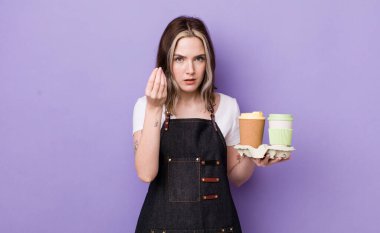 Kafkasyalı güzel bir kadın kapiş ya da para hareketi yapıyor, sana ödemeni söylüyor. kahve konseptini kaldır.