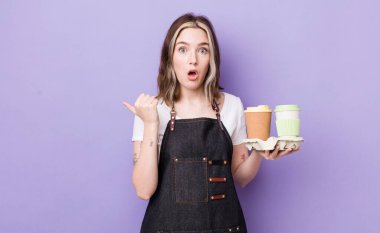 Kafkasyalı bir kadın inançsızlığa şaşırmış görünüyor. kahve konseptini kaldır.