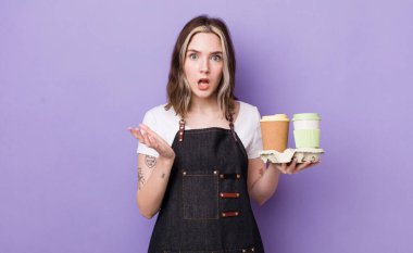 Kafkasyalı bir kadın inanılmaz bir sürprizle şaşkına döndü ve hayrete düştü. kahve konseptini kaldır.