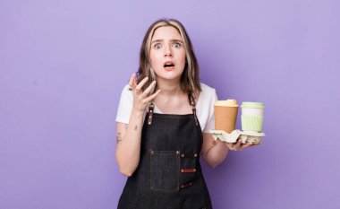 Kafkasyalı bir kadın umutsuz, sinirli ve stresli görünüyor. kahve konseptini kaldır.