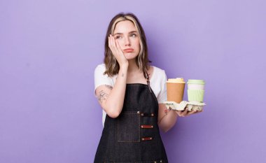 Oldukça beyaz bir kadın bıkkın, hayal kırıklığına uğramış ve yorucu bir geceden sonra uykulu hissediyor. kahve konseptini kaldır.