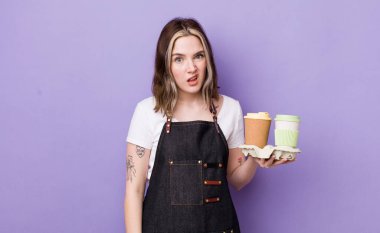 Kafası karışmış ve kafası karışmış beyaz bir kadın. kahve konseptini kaldır.