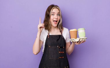 Kafkasyalı bir kadın bir fikri fark ettikten sonra mutlu ve heyecanlı bir dahi gibi hissediyor. kahve konseptini kaldır.