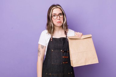 Kafkasyalı bir kadın üzgün ve mızmızlanıyor. Mutsuz bir bakışı var ve ağlıyor. teslimat ve paket konsepti