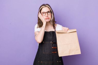 Oldukça beyaz bir kadın bıkkın, hayal kırıklığına uğramış ve yorucu bir geceden sonra uykulu hissediyor. teslimat ve paket konsepti