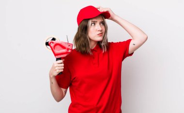 Kafası karışmış, kafası karışmış, kaşınan beyaz bir kadın. paketleyici kavramı