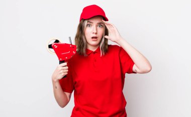 Kafkasyalı bir kadın mutlu, şaşkın ve şaşırmış görünüyor. paketleyici kavramı