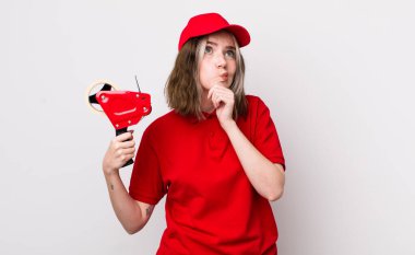 Kafkasyalı bir kadın düşünüyor, kuşkulu ve şaşkın hissediyor. paketleyici kavramı