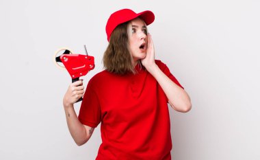 Kafkasyalı bir kadın mutlu, heyecanlı ve şaşırmış hissediyor. paketleyici kavramı