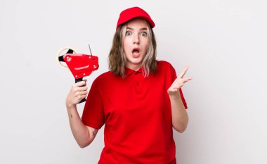 Kafkasyalı bir kadın son derece şaşırmış ve şok olmuş hissediyor. paketleyici kavramı