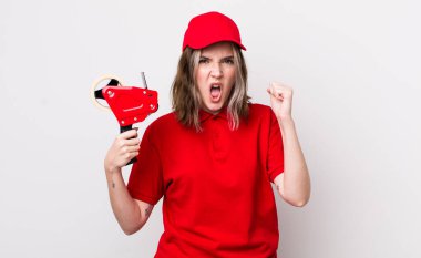 Kafkas bir kadın sinirli bir ifadeyle agresif bir şekilde bağırıyor. paketleyici kavramı