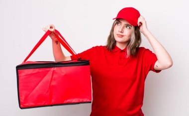 Kafası karışmış, kafası karışmış, kaşınan beyaz bir kadın. Pizza teslimatı kavramı