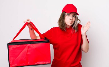 Kafası karışmış, kafası karışmış ve şüpheci bir beyaz kadın. Pizza teslimatı kavramı