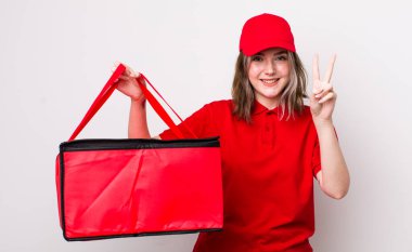 Güzel beyaz kadın gülümseyen ve mutlu görünen, zafer ya da barış işareti yapan. Pizza teslimatı kavramı