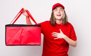 Kafkas bir kadın komik bir şakaya yüksek sesle gülüyor. Pizza teslimatı kavramı