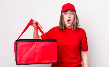 Kafkasyalı bir kadın çok şaşırmış ya da şaşkın görünüyor. Pizza teslimatı kavramı