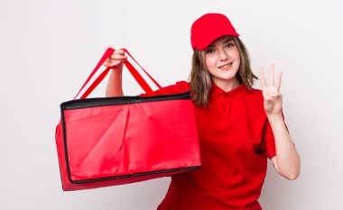 Güzel beyaz kadın gülümsüyor ve arkadaş canlısı görünüyor, üç numarayı gösteriyor. Pizza teslimatı kavramı