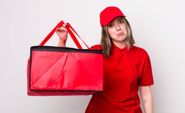 Kafkasyalı bir kadın üzgün ve mızmızlanıyor. Mutsuz bir bakışı var ve ağlıyor. Pizza teslimatı kavramı