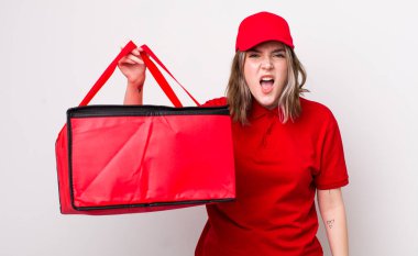 Oldukça beyaz bir kadın agresif bir şekilde bağırıyor, çok kızgın görünüyor. Pizza teslimatı kavramı