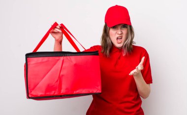 Kafkasyalı bir kadın sinirli, sinirli ve sinirli görünüyor. Pizza teslimatı kavramı