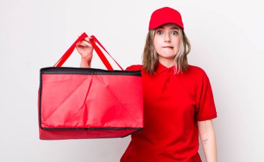 Kafası karışmış ve kafası karışmış beyaz bir kadın. Pizza teslimatı kavramı