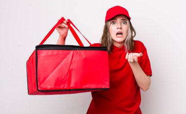 Kafkasyalı bir kadın umutsuz, sinirli ve stresli görünüyor. Pizza teslimatı kavramı