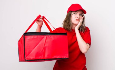 Oldukça beyaz bir kadın bıkkın, hayal kırıklığına uğramış ve yorucu bir geceden sonra uykulu hissediyor. Pizza teslimatı kavramı