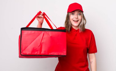 Kafkas bir kadın mutlu ve hoş bir şekilde şaşırmış görünüyor. Pizza teslimatı kavramı