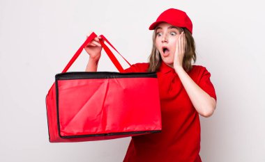 Kafkasyalı bir kadın mutlu, heyecanlı ve şaşırmış hissediyor. Pizza teslimatı kavramı