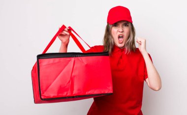 Kafkas bir kadın sinirli bir ifadeyle agresif bir şekilde bağırıyor. Pizza teslimatı kavramı