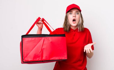 Kafkasyalı bir kadın son derece şaşırmış ve şok olmuş hissediyor. Pizza teslimatı kavramı