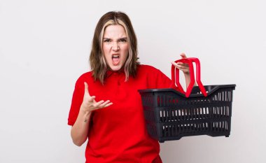 Kafkasyalı bir kadın sinirli, sinirli ve sinirli görünüyor. boş alışveriş sepeti kavramı