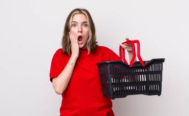 Kafkasyalı bir kadın şok olmuş ve korkmuş hissediyor. boş alışveriş sepeti kavramı