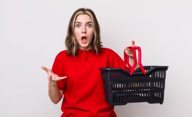 Kafkasyalı bir kadın son derece şaşırmış ve şok olmuş hissediyor. boş alışveriş sepeti kavramı