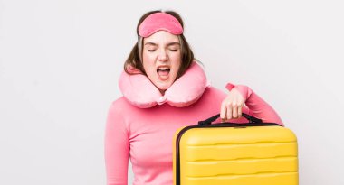 Oldukça beyaz bir kadın agresif bir şekilde bağırıyor, çok kızgın görünüyor. uçuş yolcu kavramı