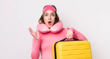 Kafkasyalı bir kadın inanılmaz bir sürprizle şaşkına döndü ve hayrete düştü. uçuş yolcu kavramı