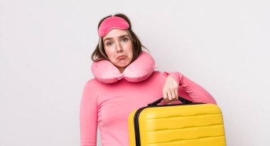 Kafkasyalı bir kadın üzgün ve mızmızlanıyor. Mutsuz bir bakışı var ve ağlıyor. uçuş yolcu kavramı