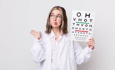 Kafası karışmış, kafası karışmış ve şüpheci bir beyaz kadın. optik konsept