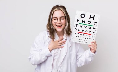 Kafkas bir kadın komik bir şakaya yüksek sesle gülüyor. optik konsept