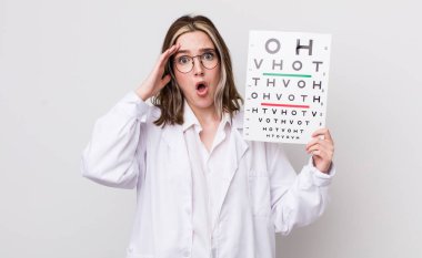 Kafkasyalı bir kadın mutlu, şaşkın ve şaşırmış görünüyor. optik konsept