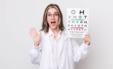 Kafkasyalı bir kadın kendini mutlu hissediyor ve inanılmaz bir şeye hayret ediyor. optik konsept