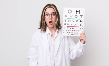 Kafkasyalı bir kadın çok şaşırmış ya da şaşkın görünüyor. optik konsept