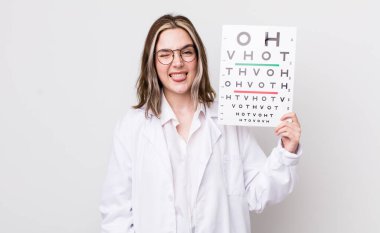 Neşeli ve asi tavırları olan, şaka yapan ve dilini dışarı çıkaran oldukça beyaz bir kadın. optik konsept