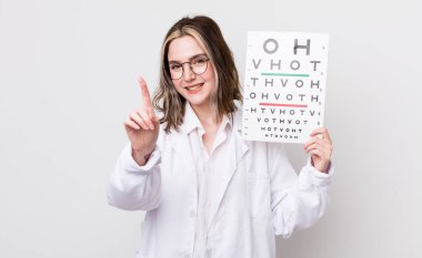 Güzel, beyaz bir kadın gururla gülümsüyor ve kendine güvenerek bir numara oluyor. optik konsept