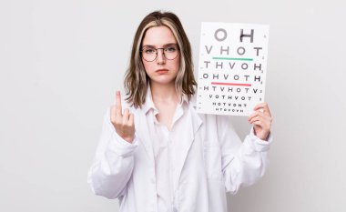 Kafkasyalı bir kadın kızgın, sinirli, asi ve agresif hissediyor. optik konsept