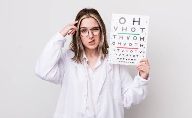 Kafası karışmış ve kafası karışmış beyaz bir kadın. Deli olduğunu gösteriyor. optik konsept