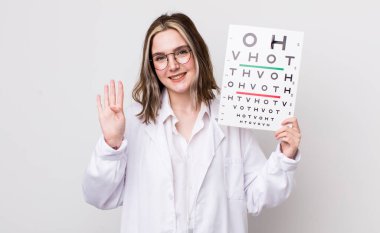 Güzel beyaz kadın gülümsüyor ve arkadaş canlısı görünüyor, dört numarayı gösteriyor. optik konsept