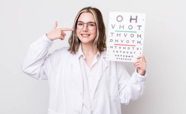 Güzel, beyaz bir kadın kendi gülüşünü işaret ediyor. optik konsept